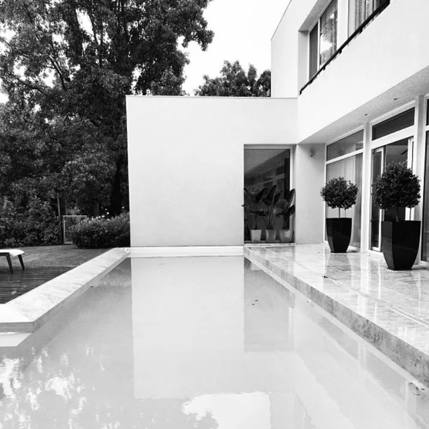 Espejo de agua y solárium de Casa Costa en blanco y negro