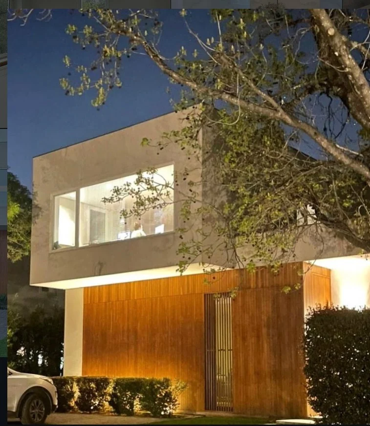 Fachada de hormigón de Casa Nordelta iluminada de noche