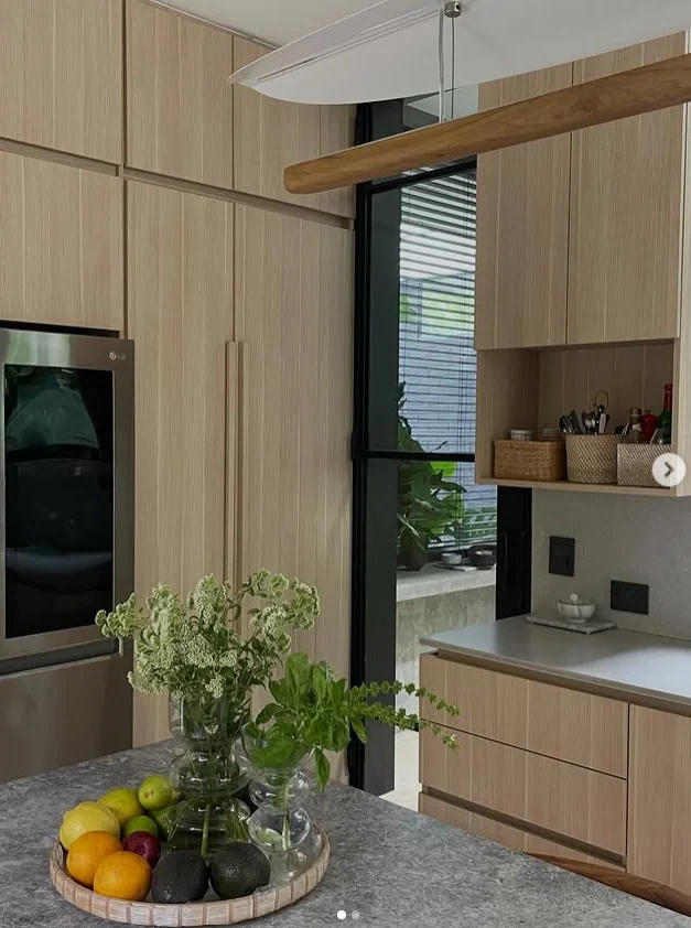 Interiorismo: cocina con frentes de roble claro e isla de piedra