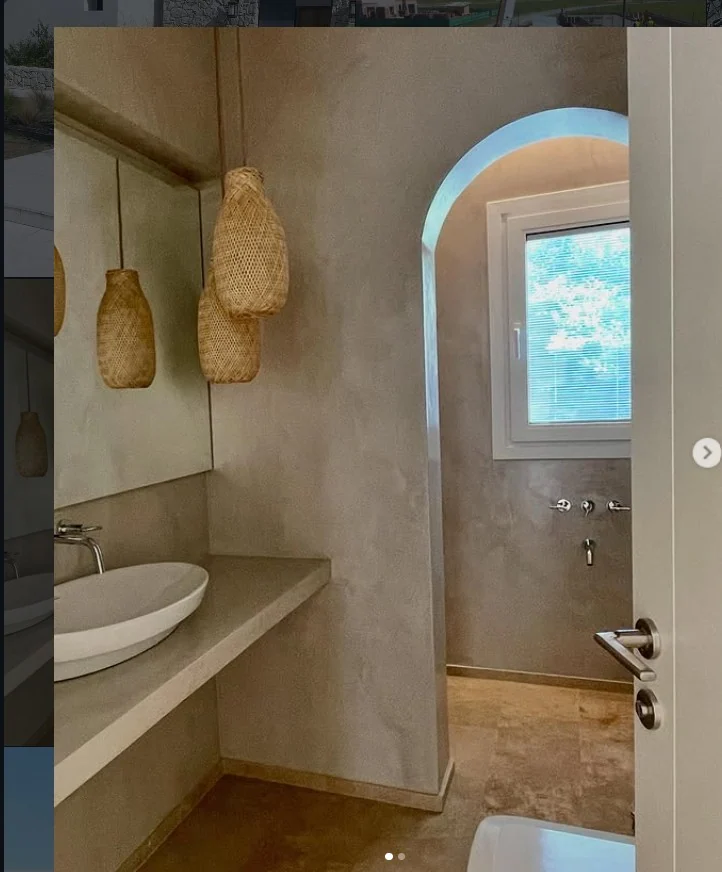 Toilette de PH Palermo con arco de microcemento y luminaria tejida