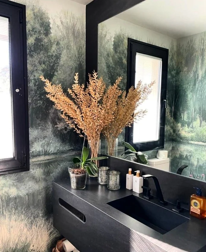 Toilette de PH Palermo con papel mural y bacha negra monolítica