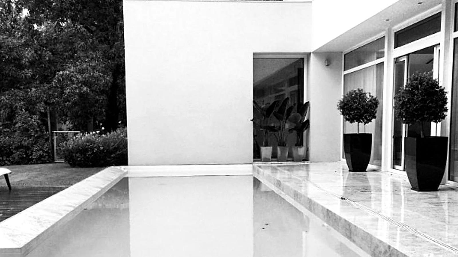 Espejo de agua de Casa Lili & Tic en blanco y negro, obra de Estudio TIC